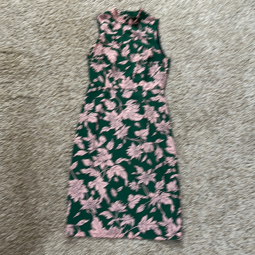 Lulu’s XS pencil dress. Dark green with pale pink flowers. Fully lined.